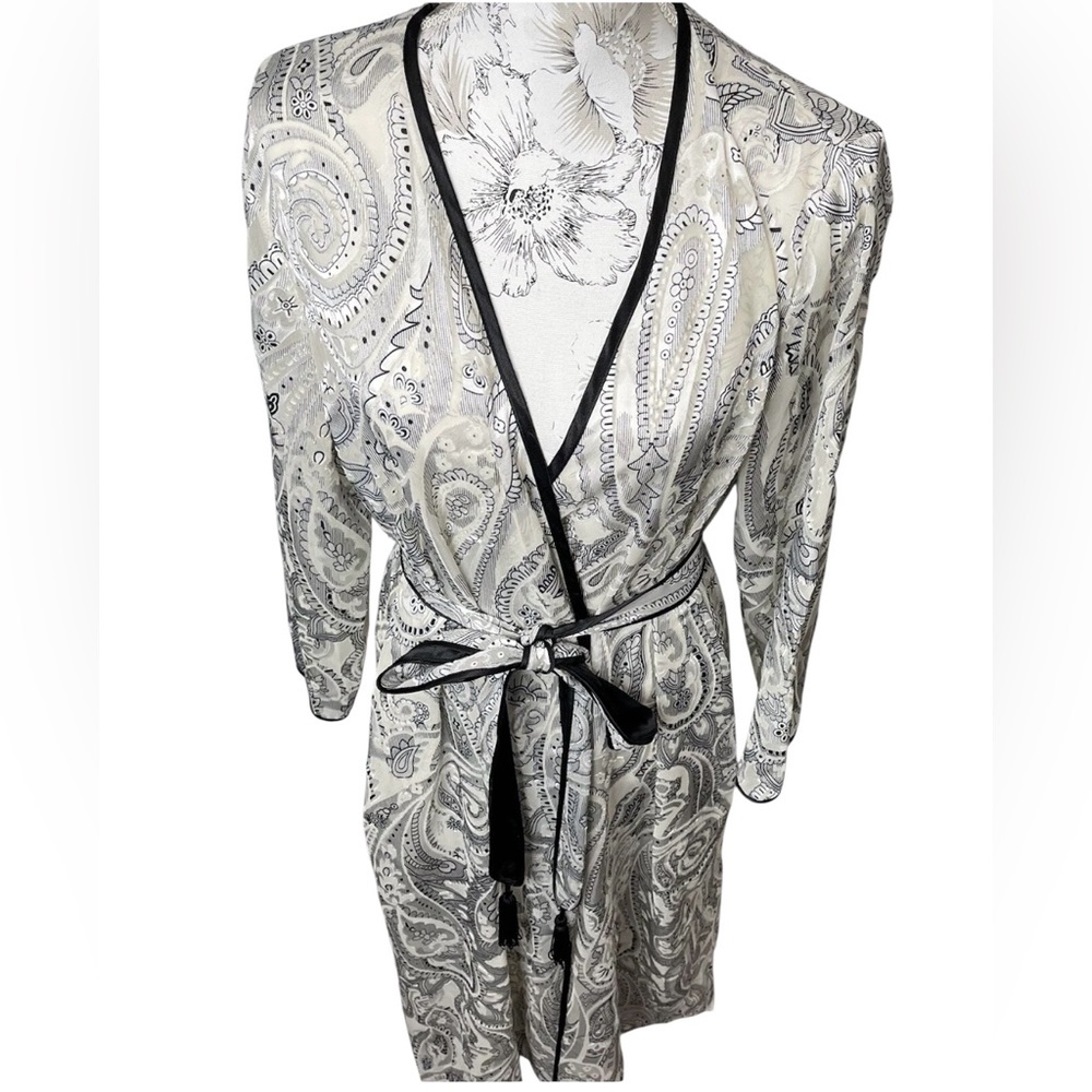 Morgan Tylor Intimates Black and White Paisley Robe Size M Midi Length Tie Belt